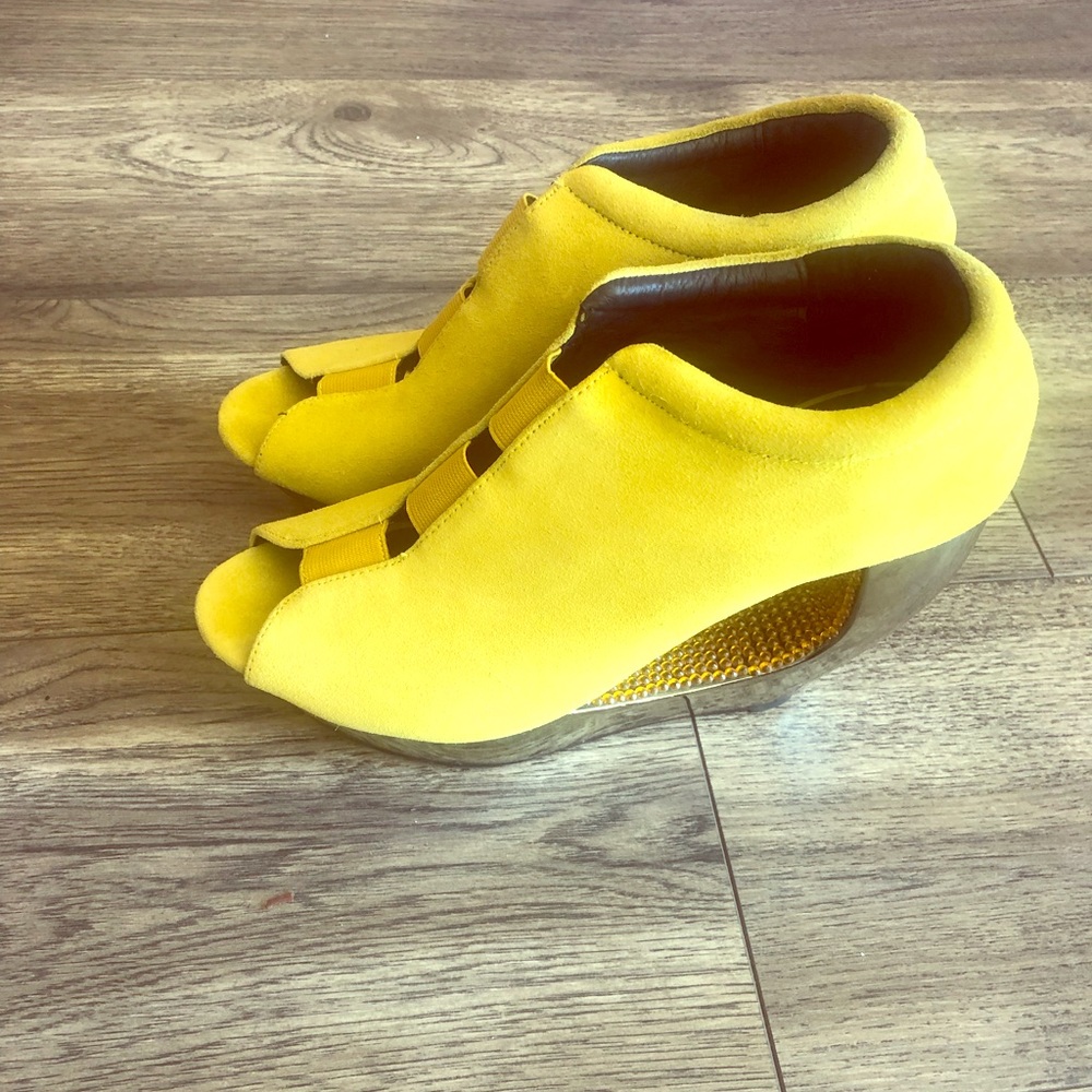 Women’s Open Toe Wedge.